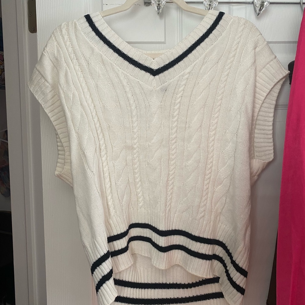 White H&M SWEATER! 
Looks good can be worn on men and women !!